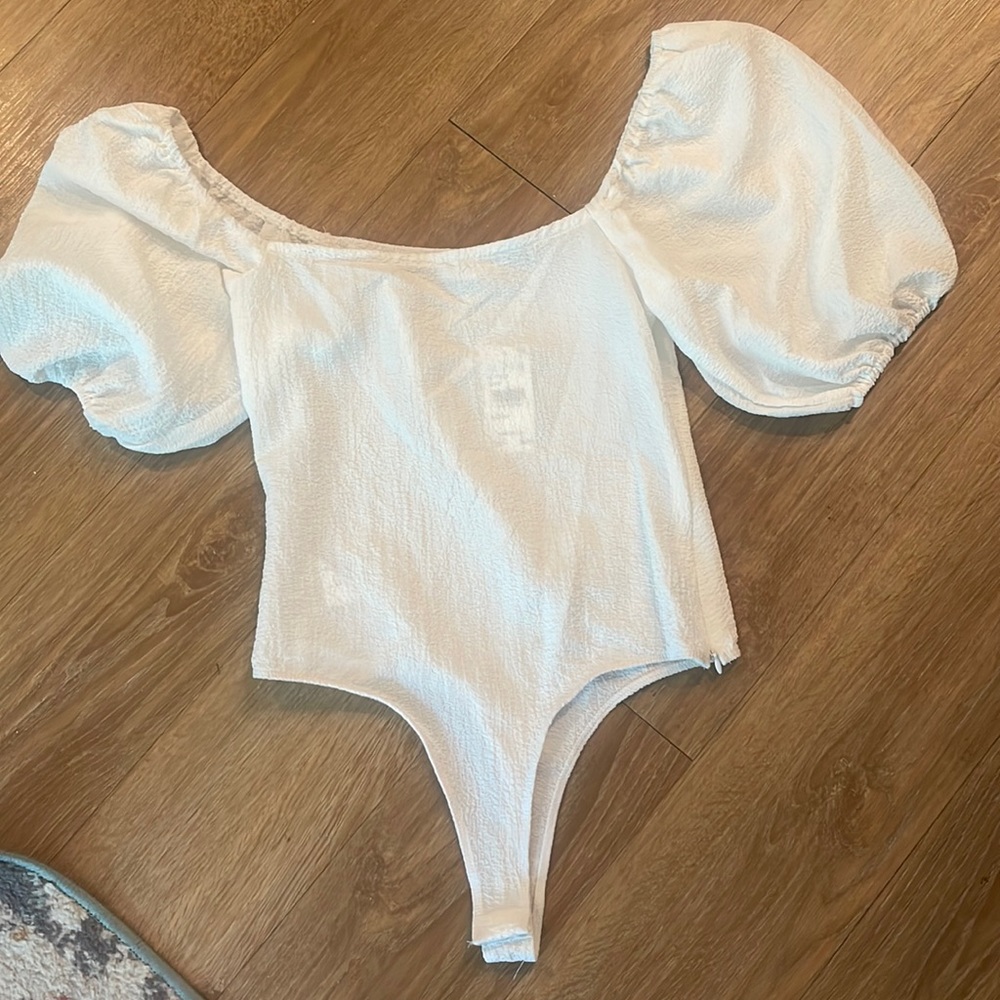 ASTR the Label. Bodysuit Women’s Medium White Short Puff Sleeve